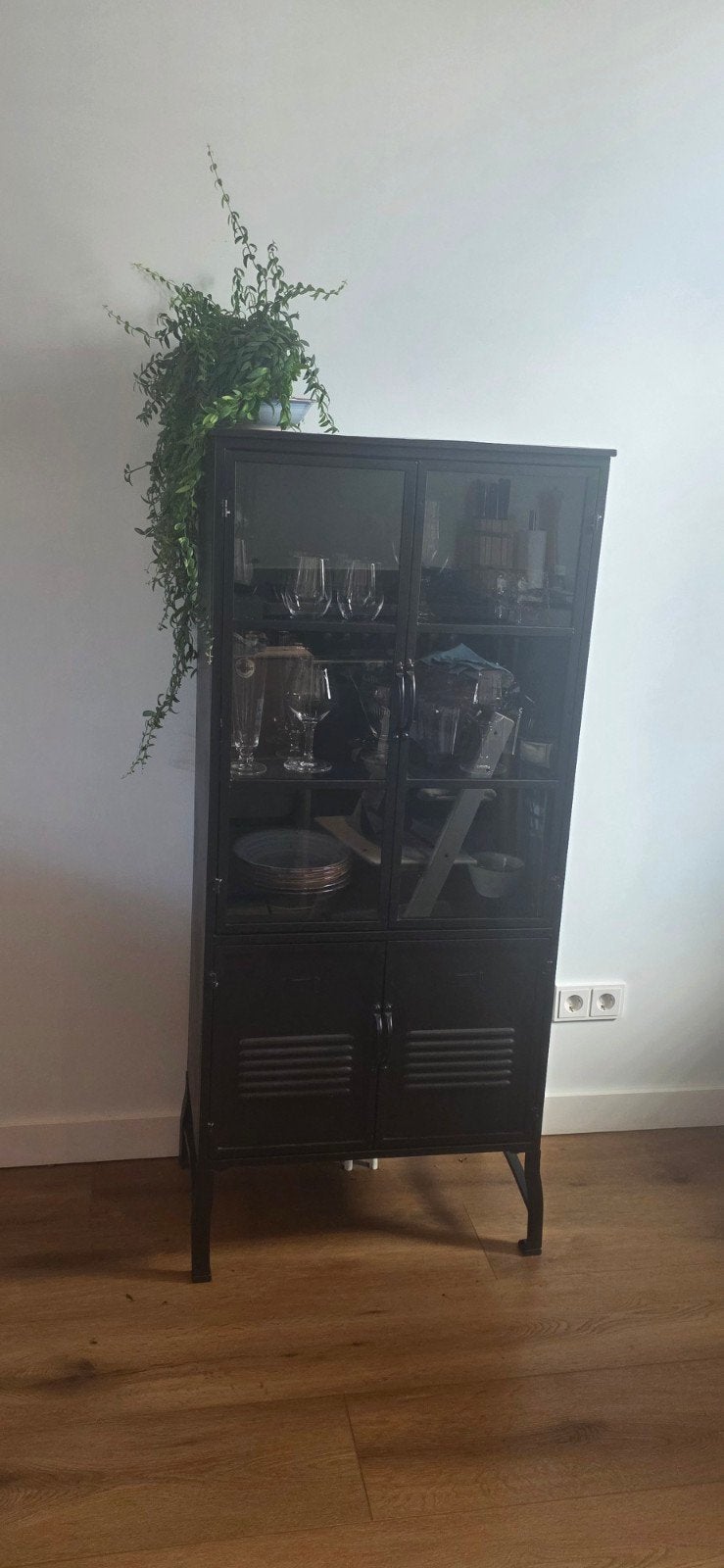 Zwarte metalen vitrinekast met glazen deuren, Huis en Inrichting, Kasten | Vitrinekasten, Ophalen, Industrieel, Modern, 50 tot 100 cm