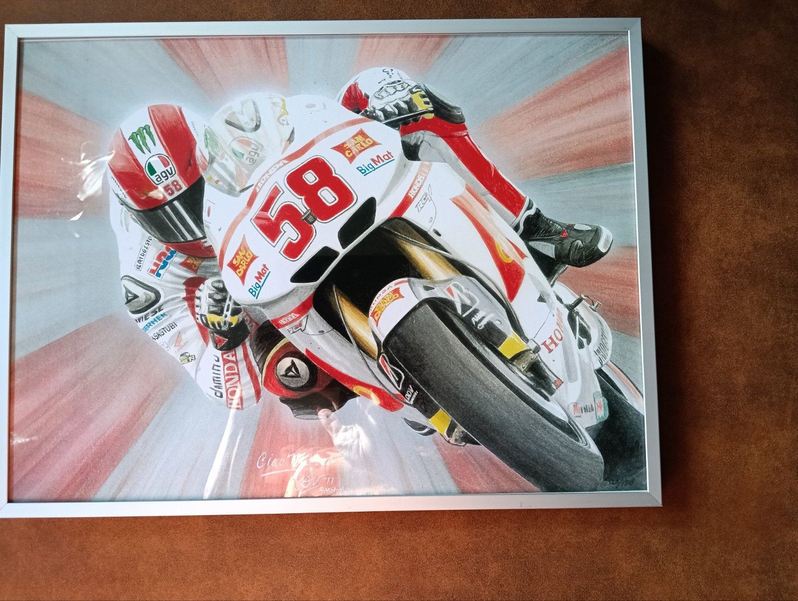 Ingelijste tekening van motorcoureur Marco Simoncelli, Ophalen of Verzenden, Tekening, Potloodtekening, Ingelijst