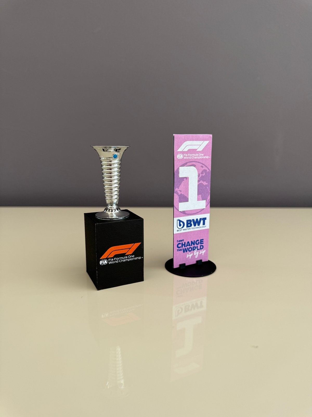 1:12 Trofee + Parc fermé bord voor Abu Dhabi 2021 Verstappen, Ophalen of Verzenden, Zo goed als nieuw, Formule 1