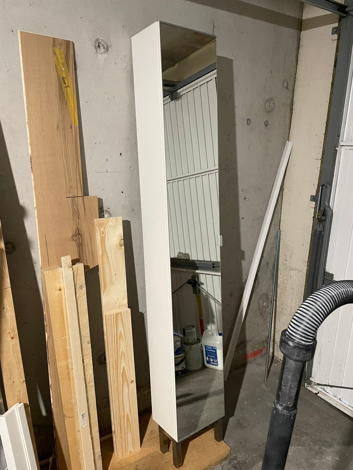 IKEA LILLÅNGEN - hoge kast met spiegeldeur, 3021179 cm., Ophalen, Minder dan 25 mm, Zo goed als nieuw, Plank