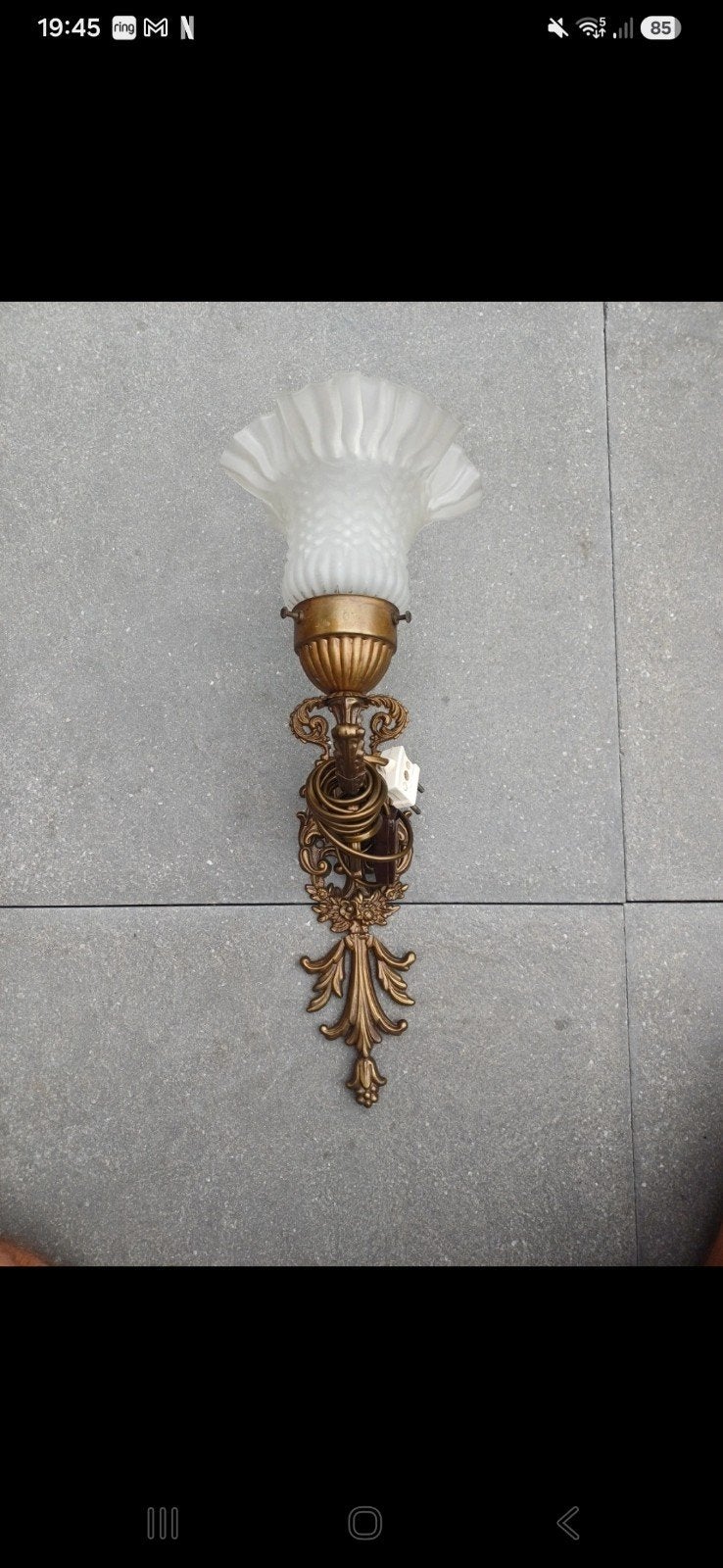 Antieke wandlamp met sierlijk glaswerk, Antiek en Kunst, Antiek | Lampen, Ophalen of Verzenden