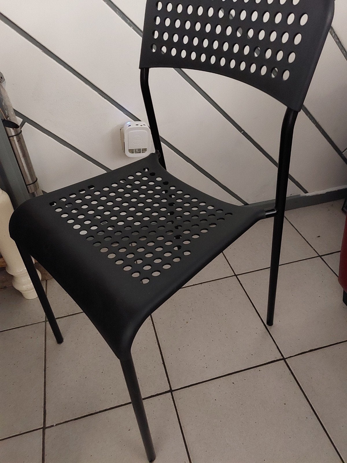 Zwarte stoel met geperforeerde zitting en rugleuning, Ophalen, Zwart, Vier, Modern, minimalistisch