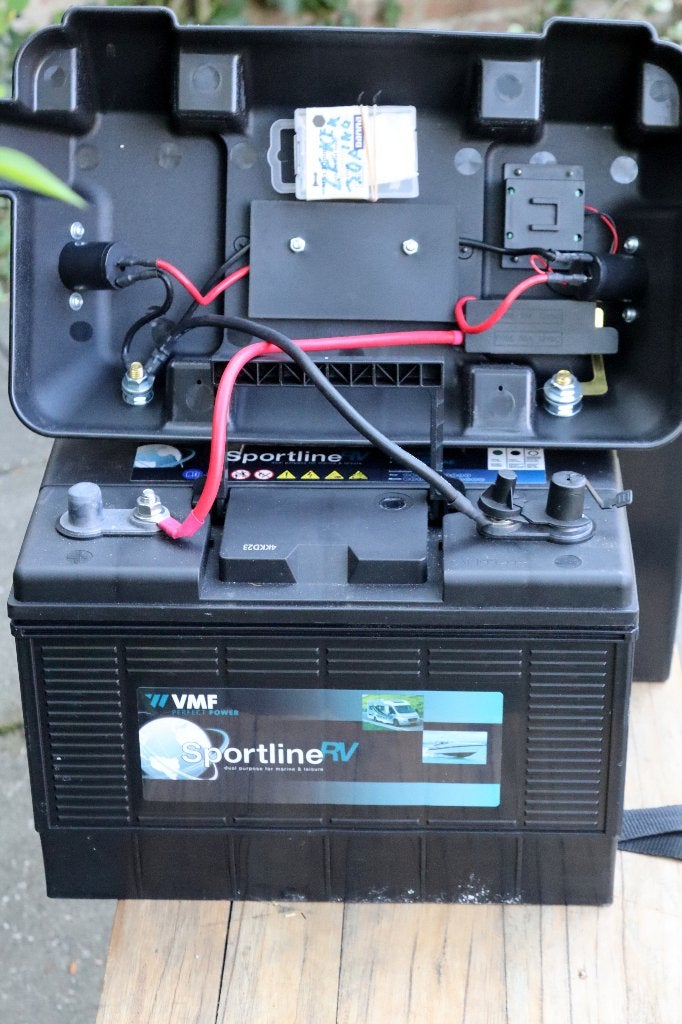 ACCU vdc31M 12v 105Ah cca 800 sae +druppel lader en accubak., Ophalen, Gebruikt