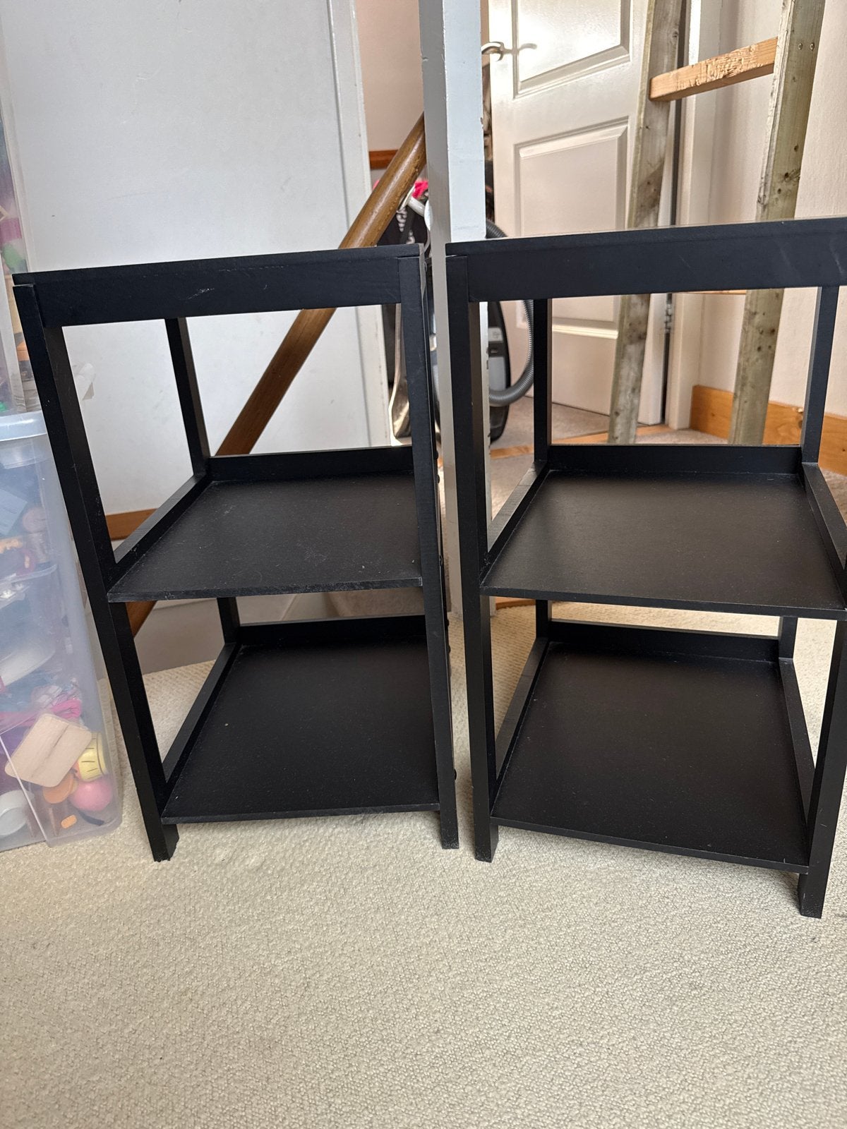 Twee zwarte bijzettafels/nachtkastjes met 2 planken, Ophalen, Gebruikt, 55 tot 70 cm, 45 tot 65 cm