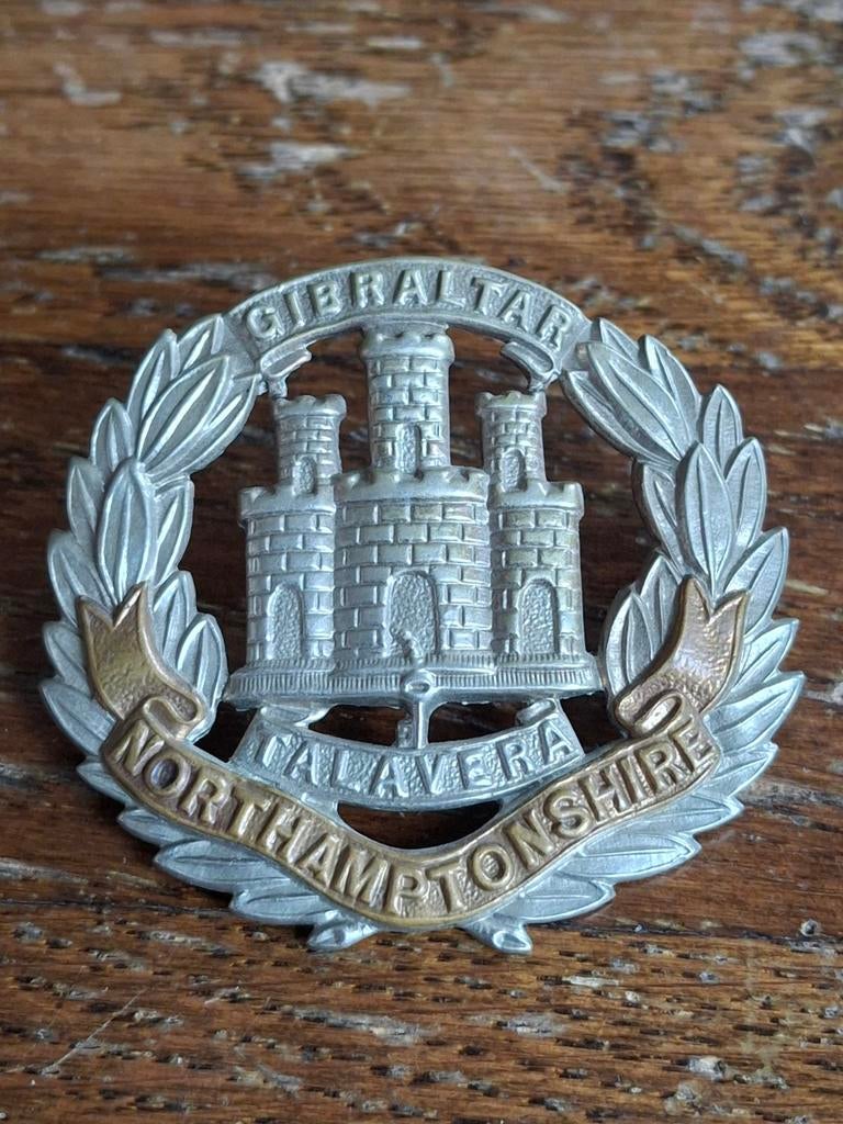 Petembleem Northamptonshire Regiment, Ophalen of Verzenden, Landmacht, Engeland, Embleem of Badge