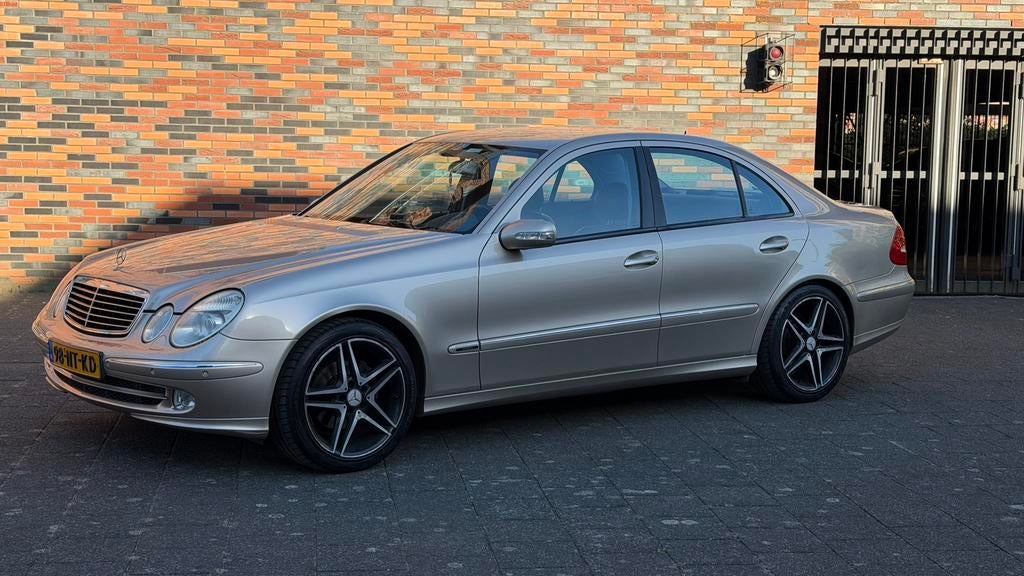 Mercedes E-klasse 240 Avantgarde AIRCO/NAFI/PDC/SPORTVELGEN, Automaat, Achterwielaandrijving, Parkeersensor, Zwart