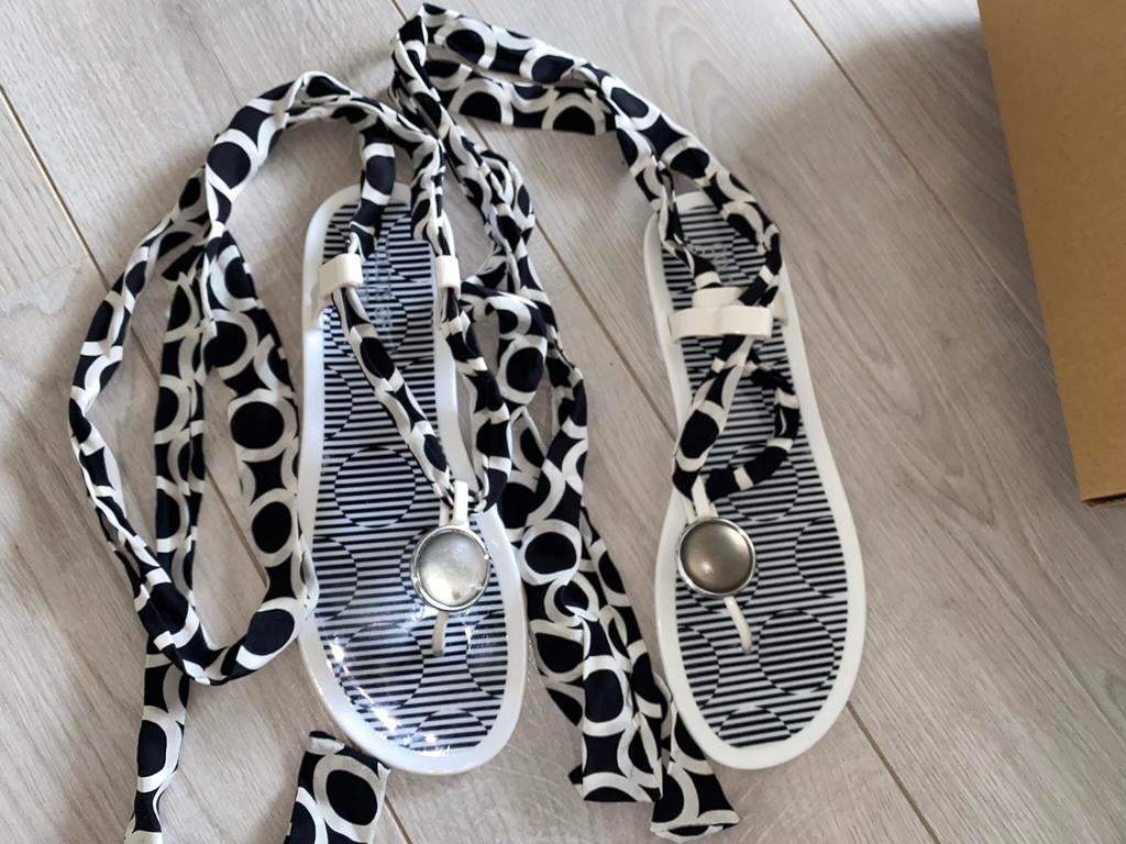 Schattige nieuwe zomerse sandalen of slippers in maat 41, Kleding | Dames, Ophalen of Verzenden, Zo goed als nieuw, Sandalen of Muiltjes