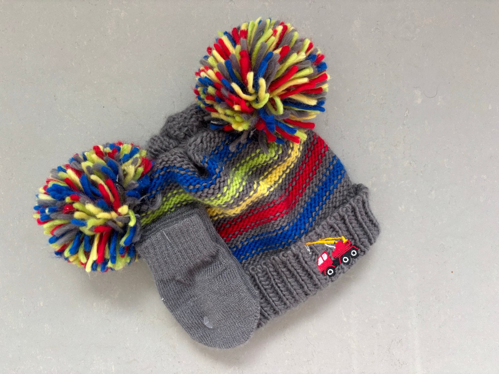 Leuke gebreide muts met pompons en wantjes, maat 6-12M, Kinderen en Baby's, Babykleding | Mutsen, Sjaals en Wanten, Gebruikt, Setje