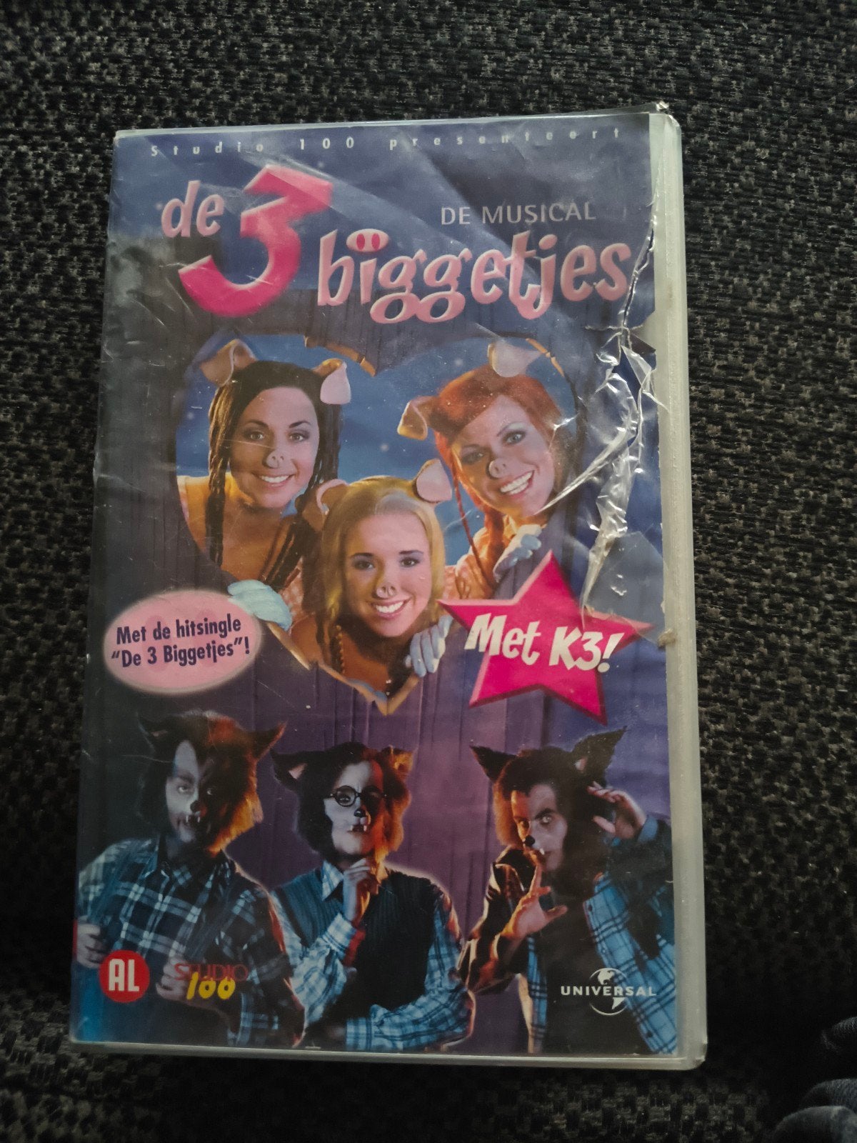 [Hoes beschadigd] De 3 Biggetjes De Musical VHS - Met K3!, Gebruikt, Alle leeftijden, Kinderfilm, VHS