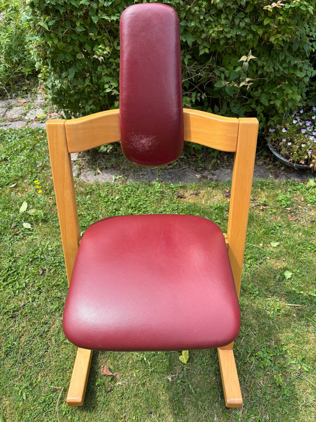Varier Stokke Pendulum Ergonomisch hout met rode bekleding, Huis en Inrichting, Stoelen, Ophalen, Gebruikt, Eén, Rood