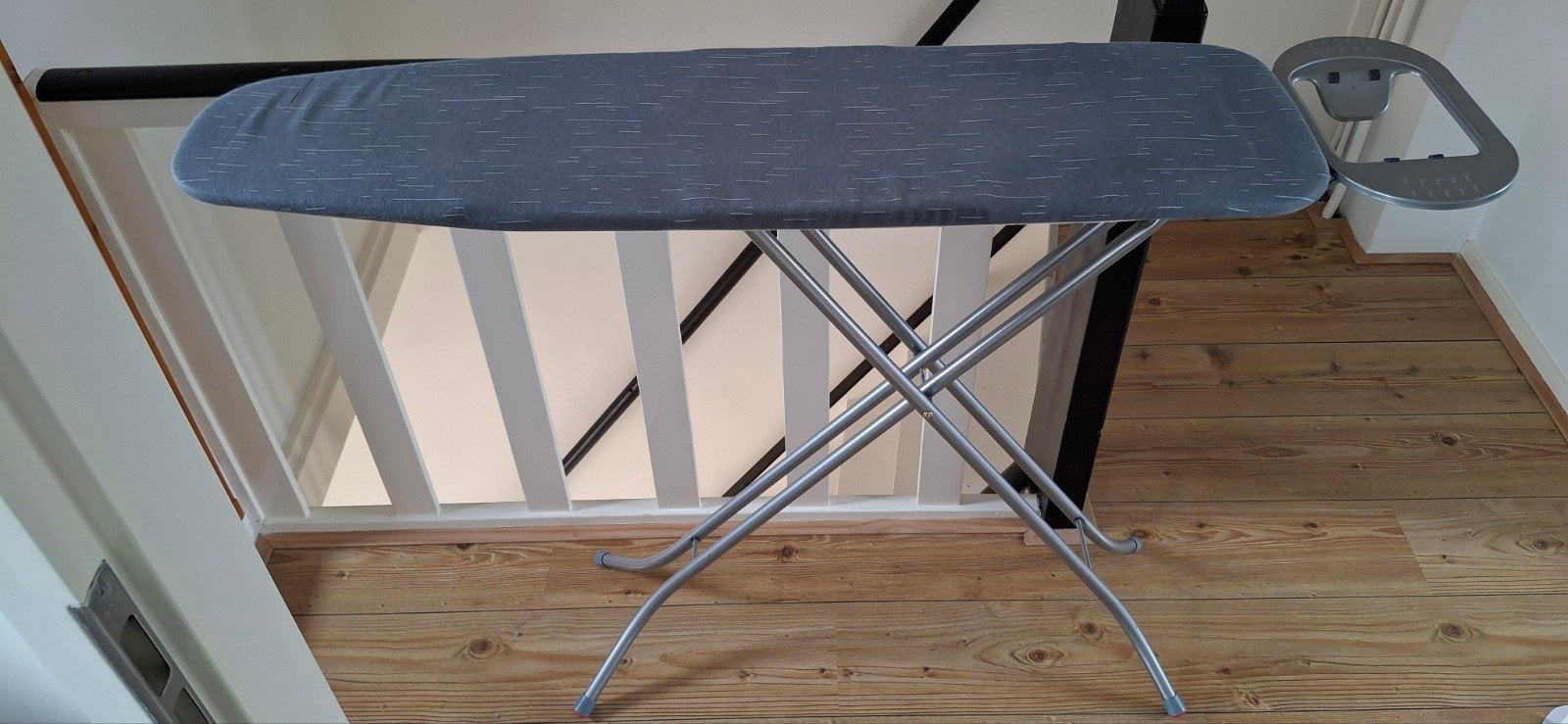 Strijkplank met strijkijzerhouder - Max 90cm hoogte, Ophalen, Gebruikt