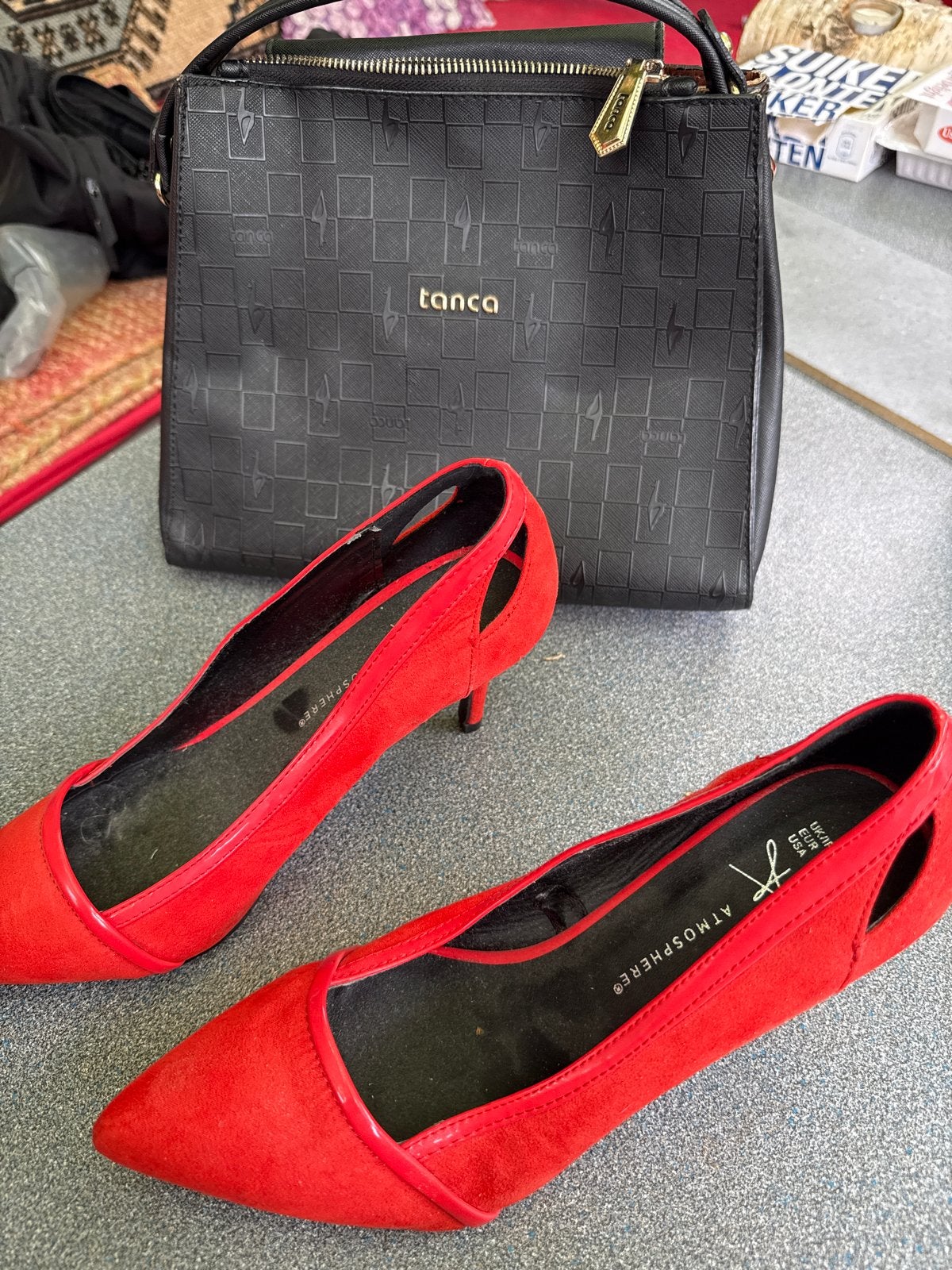 Rode pumps met kitten heel en zwarte tas, Ophalen of Verzenden, Gedragen, Rood, Pumps