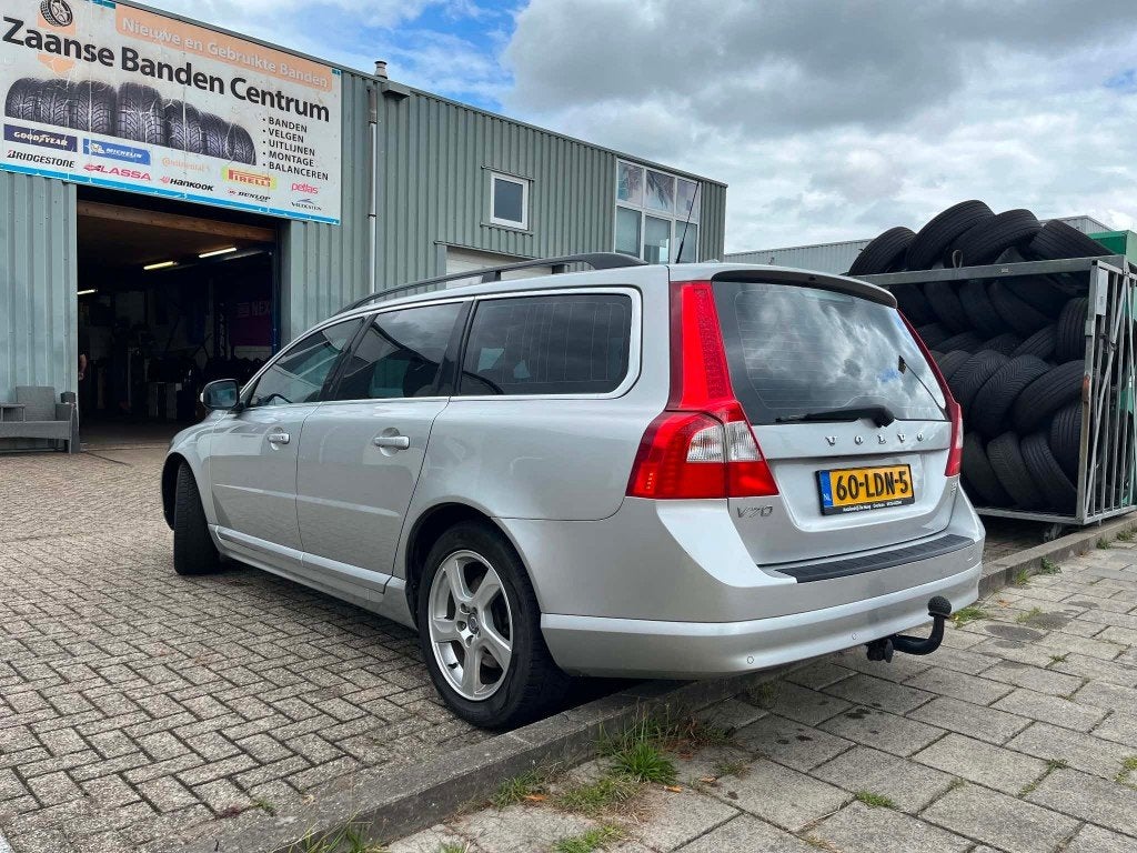 VOLVO V70 2.4D D5 175PK 2010 AUTOMAAT NIEUWE APK, Auto's, Euro 5, 15 km/l, 1800 kg, Zwart