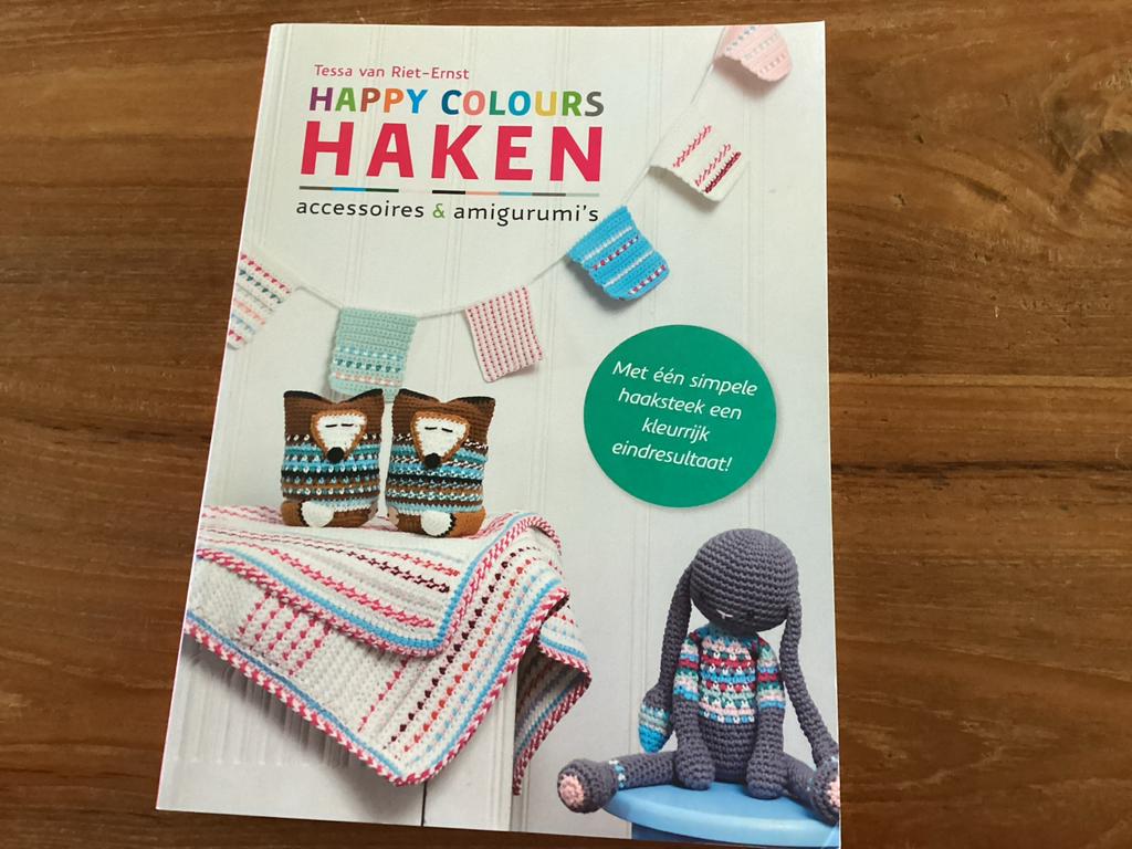 Happy Colours Haken: Accessoires & Amigurumi's Boek, Hobby en Vrije tijd, Ophalen of Verzenden, Zo goed als nieuw, Haken, Patroon of Boek