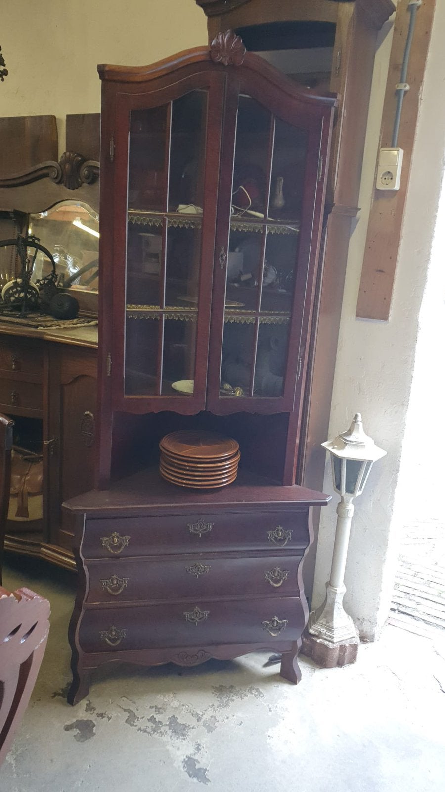 Buik hoekkast vitrine, Ophalen