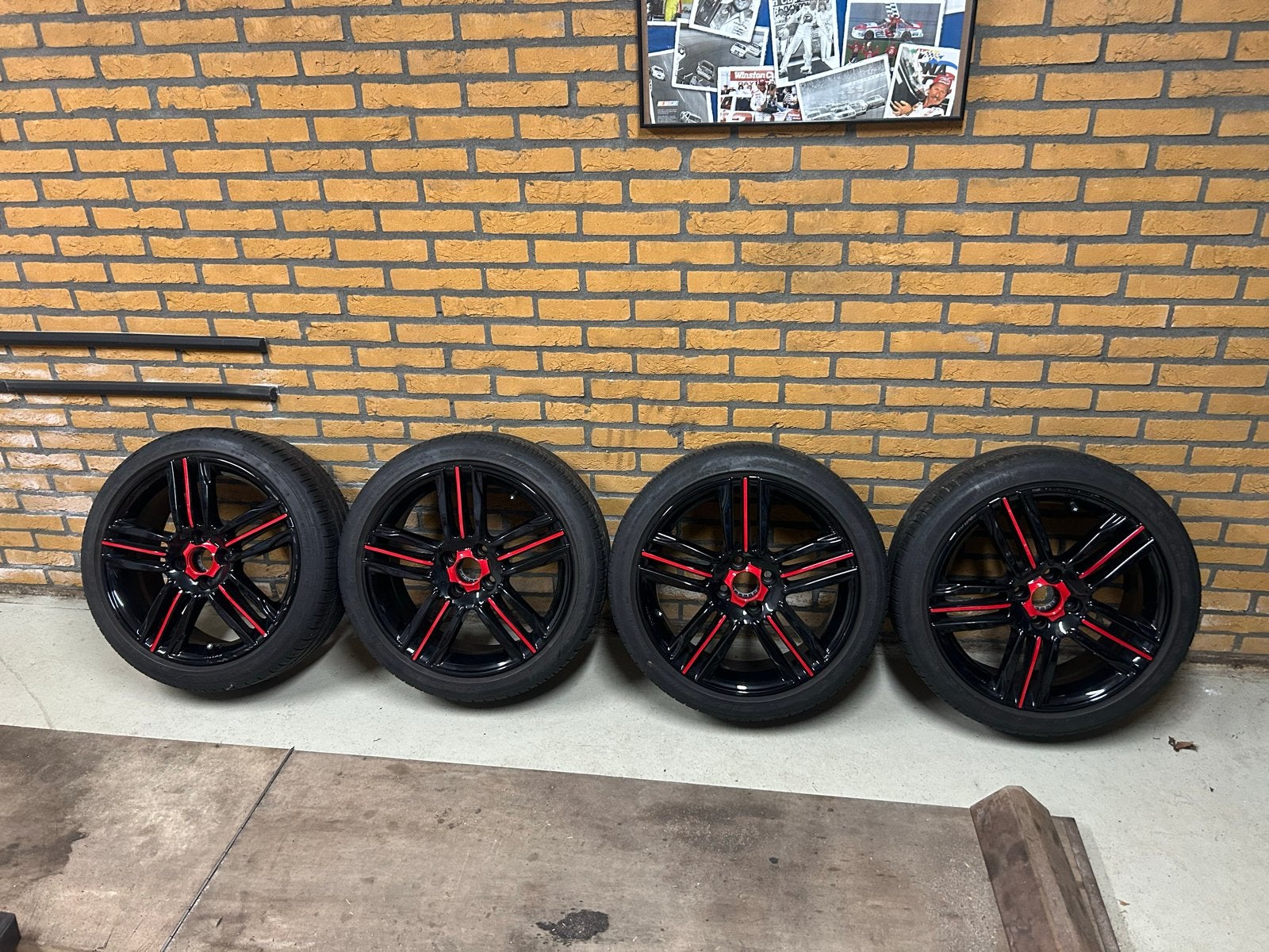 Set van 4 zwarte velgen met rode accenten en banden Mazda 2, Auto-onderdelen, Ophalen, Gebruikt, Banden en Velgen, 17 inch