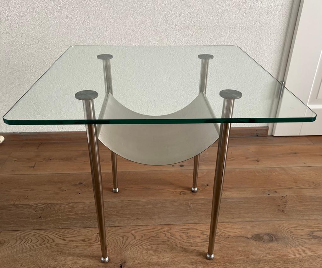 Strakke glazen bijzettafel met chroom frame & RVS lectuurbak, Huis en Inrichting, Tafels | Bijzettafels, Gebruikt, Vierkant, 55 tot 75 cm
