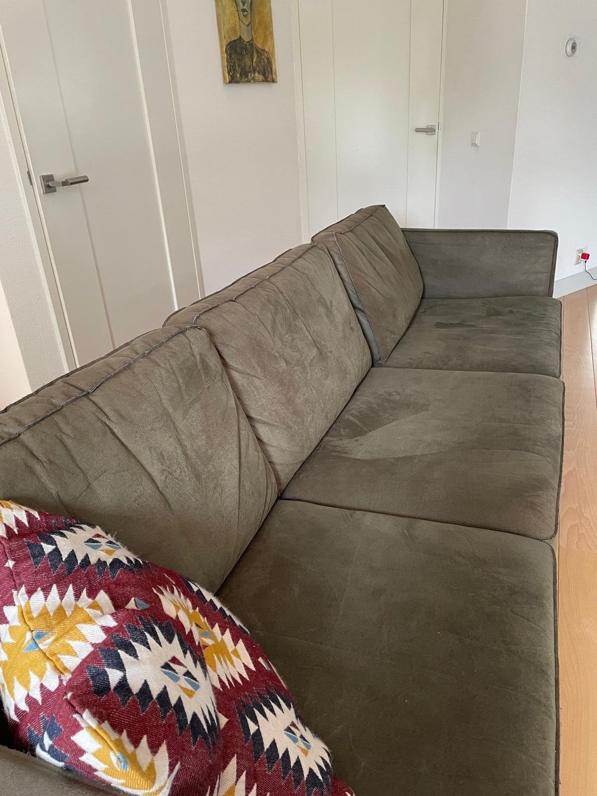 Comfortabele 4-zits bank in olijfgroen van Loods5, Huis en Inrichting, Ophalen, 250 tot 300 cm, Gebruikt, 75 tot 100 cm