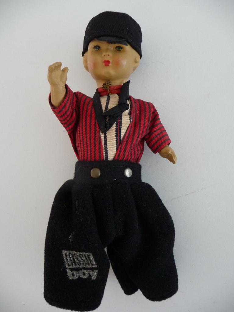 JONGENS POP KLEDERDRACHT - LASSIE - 60-er jaren, 21 cm, Verzamelen, Poppen, Ophalen of Verzenden, Gebruikt, Pop