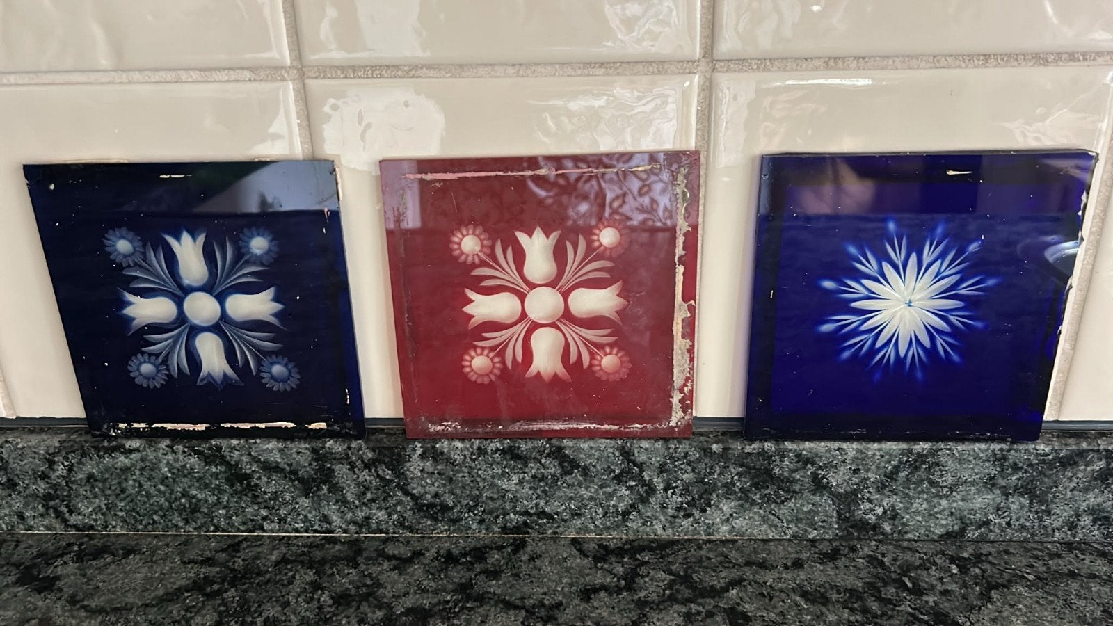 3 antieke glazen tegeltjes met reliëf, Antiek en Kunst, Ophalen of Verzenden