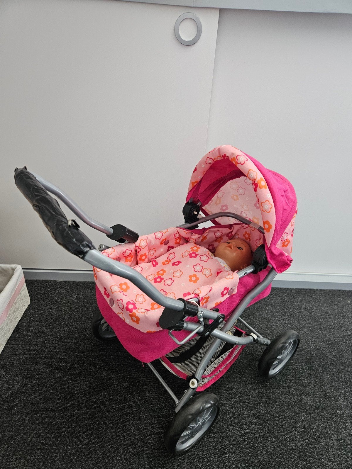 Roze poppenwagen met bloemenprint, Kinderen en Baby's, Speelgoed | Poppen, Ophalen, Gebruikt, Babypop