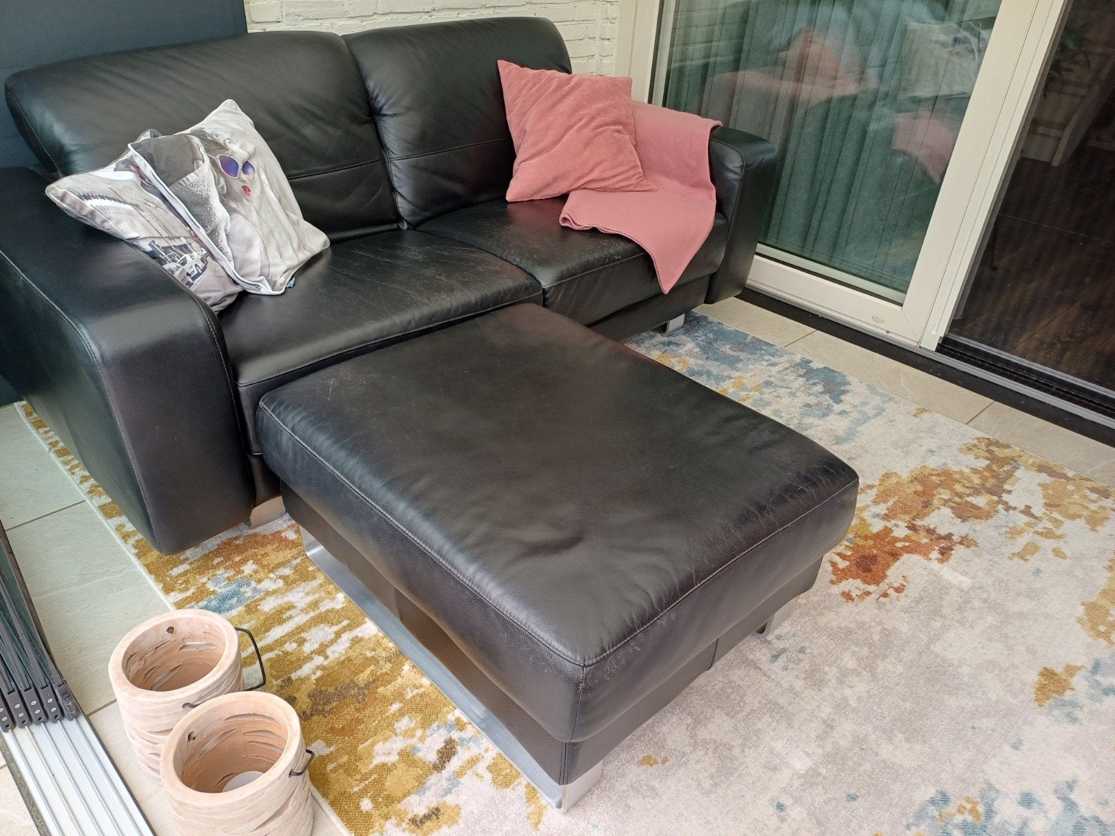 Mooie zwart lederen twee en half zitsbank met hocker., Huis en Inrichting, Ophalen, 125 cm of meer, 125 cm of meer, Zo goed als nieuw