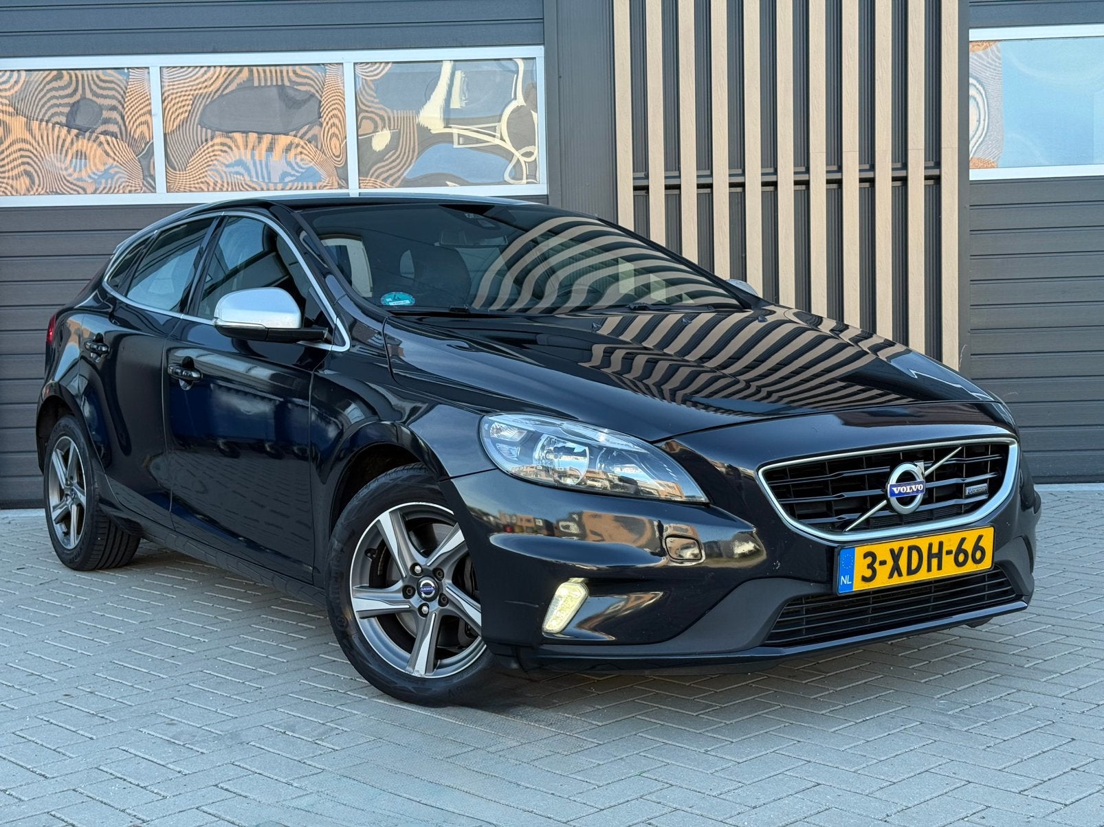 Volvo V40 R-Design 2.0 Diesel / Leder / LED / 190PK, Auto's, Voorwielaandrijving, Zwart, Bedrijf, Parkeerassistent