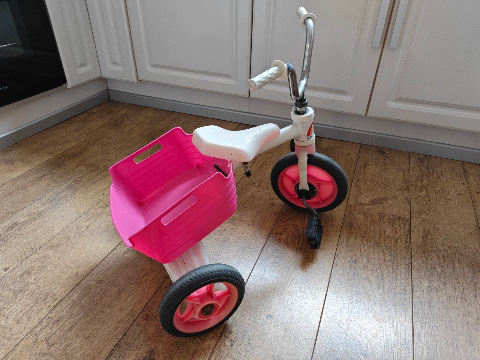 Roze driewieler met bakje, Fietsen en Brommers, Fietsen | Driewielers, Ophalen, Gebruikt