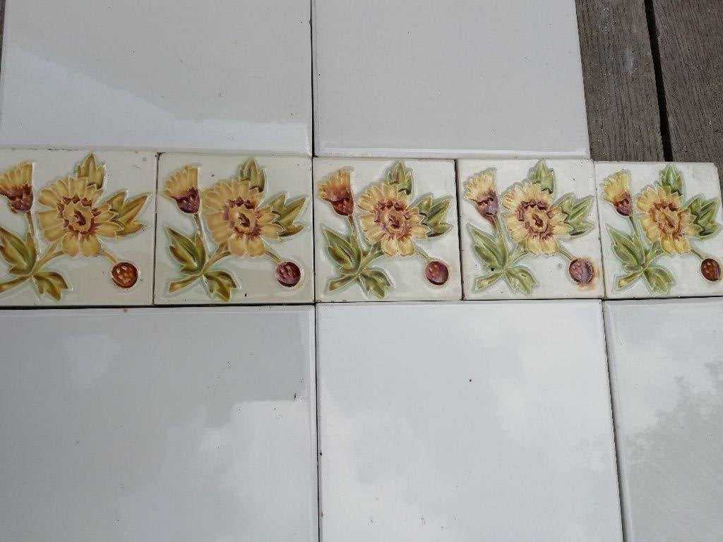 104 art nouveau wandtegels 7,5x7,5cm goudsbloem in relief, Antiek en Kunst, Ophalen