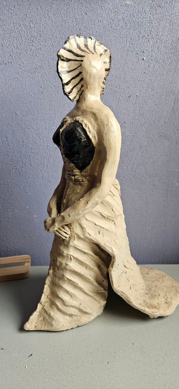 Keramiek beeld van een vrouw in jurk, Handgemaakt, Ophalen of Verzenden, 20 - 50 cm, Steen of Keramiek