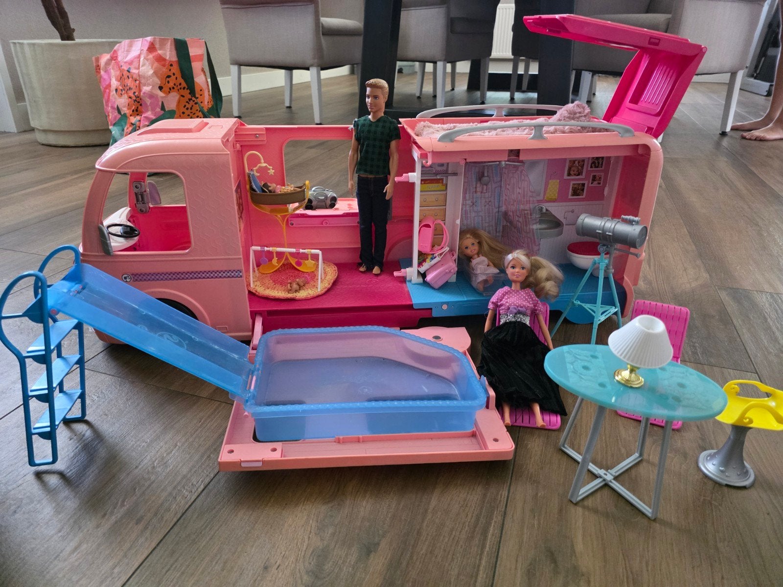 Barbie Camper met zwangere Barbie en accessoires, Ophalen, Gebruikt, Barbie