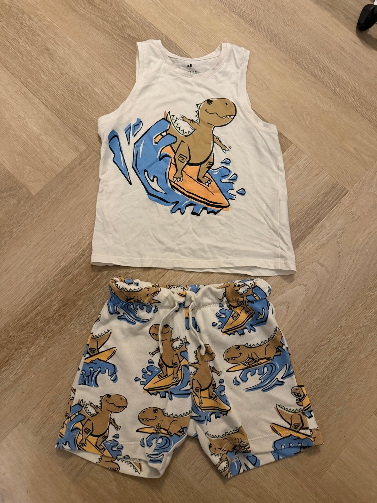 H&M Dino Surf Set: Tanktop & Korte Broek Maat 98/104, Ophalen of Verzenden, Gebruikt, Jongen
