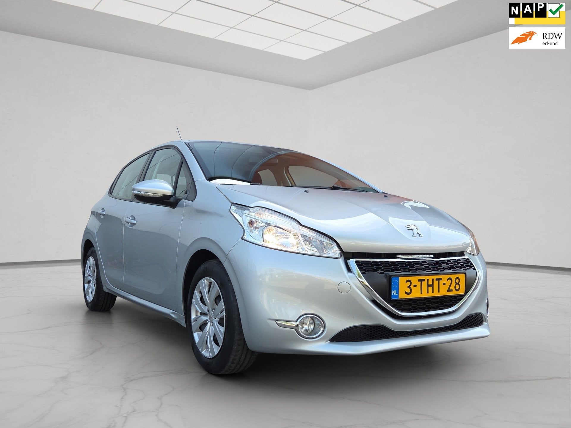 Peugeot 208 1.2 e-VTi Envy Automaat, Auto's, Peugeot, Euro 5, Stof, Gebruikt, Zwart