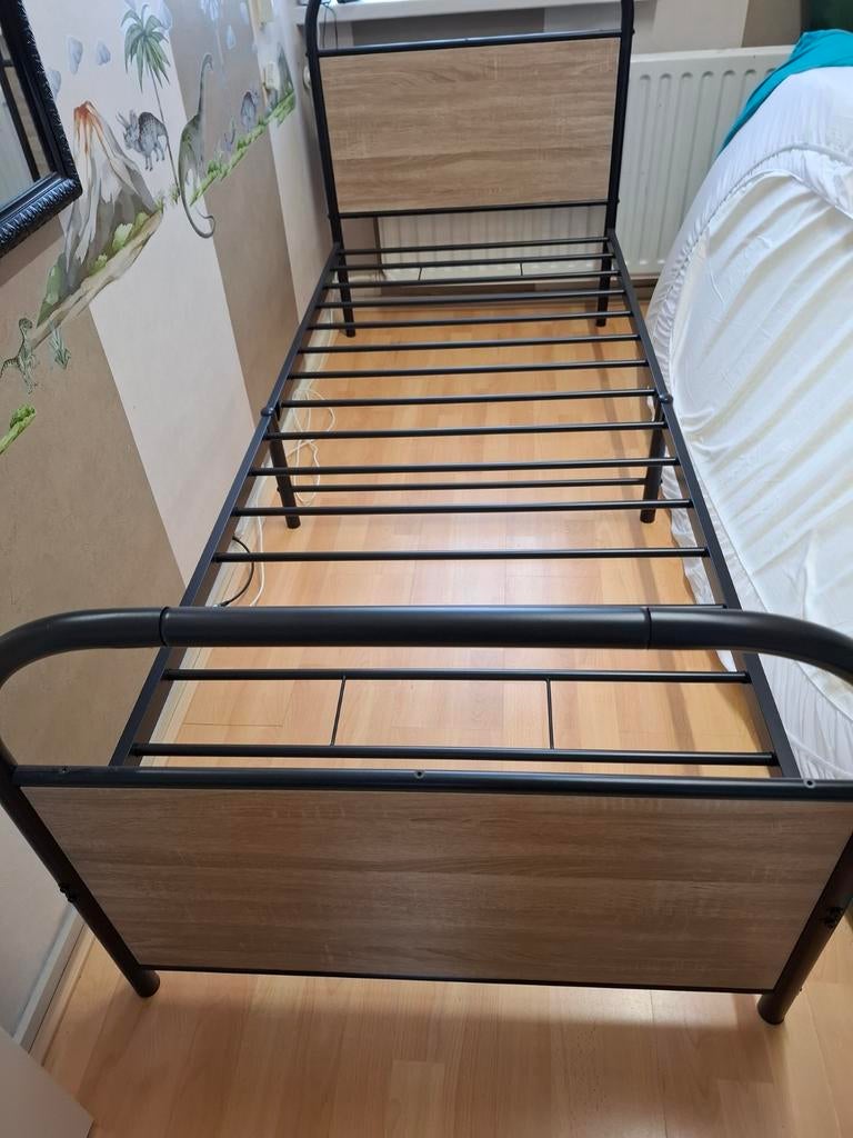 Eenpersoonsbed met houten hoofdbord en voetbord, Huis en Inrichting, Slaapkamer | Bedden, Gebruikt, Eenpersoons, 90 cm, 200 cm