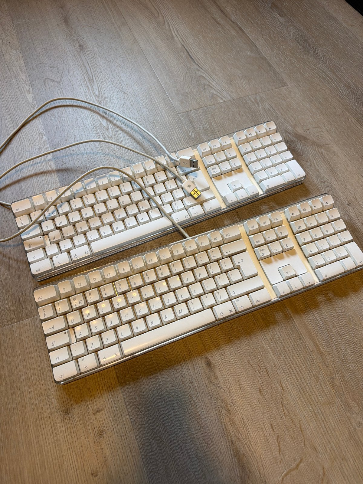 2x Apple USB Toetsenbord - Bedraad Qwerty, Computers en Software, Toetsenborden, Ophalen of Verzenden, Qwerty, Gebruikt, Bedraad