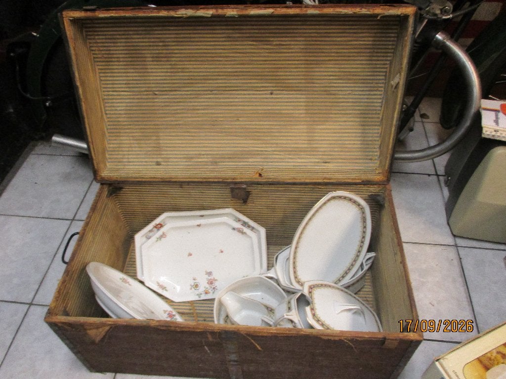 Antieke Hutkoffer met oud servies, Antiek en Kunst, Ophalen