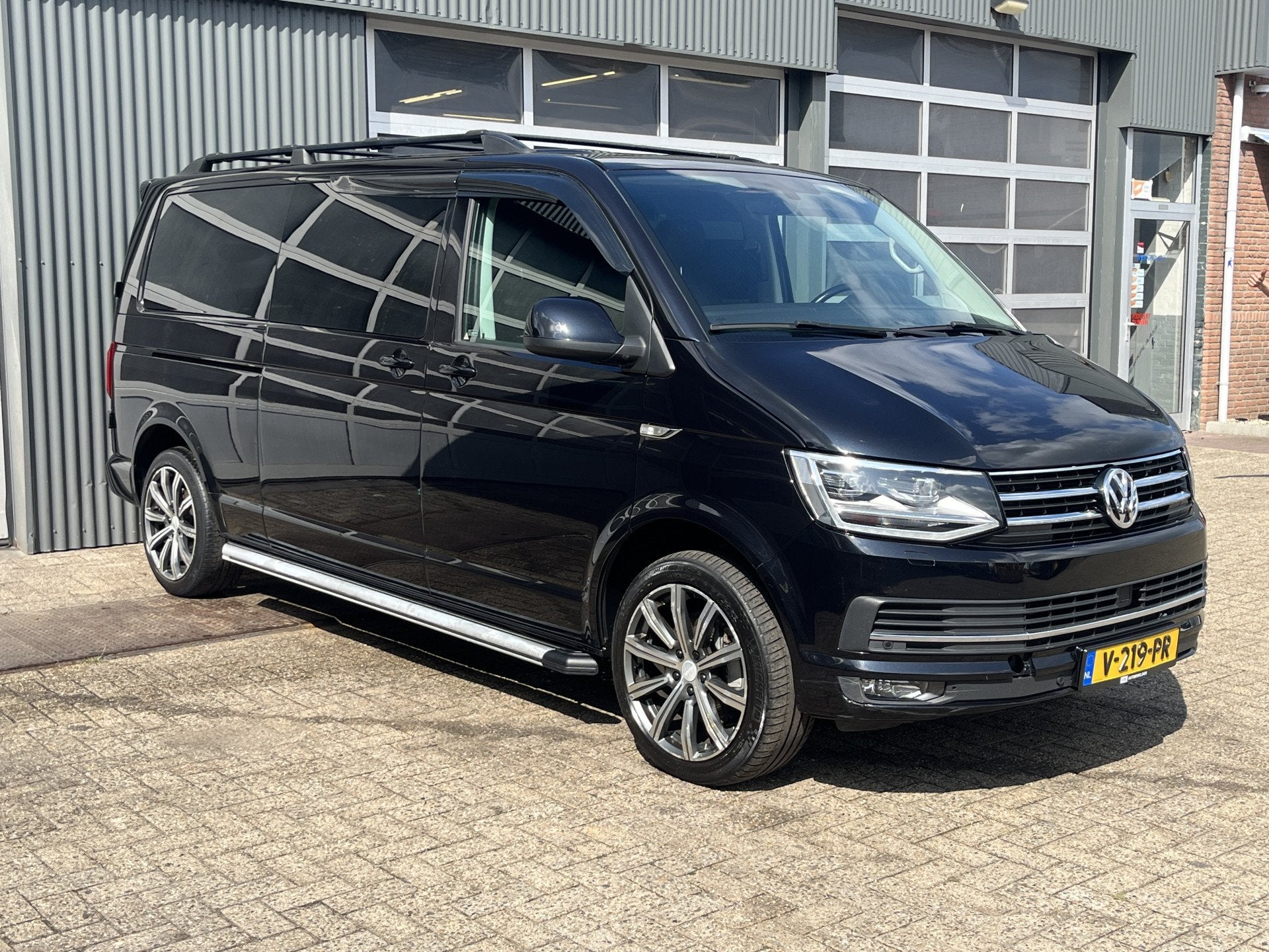 Volkswagen Transporter 2.0 TDI L2H1 DC 2x elektrische schuif, Gebruikt, 4 cilinders, Zwart, Bedrijf