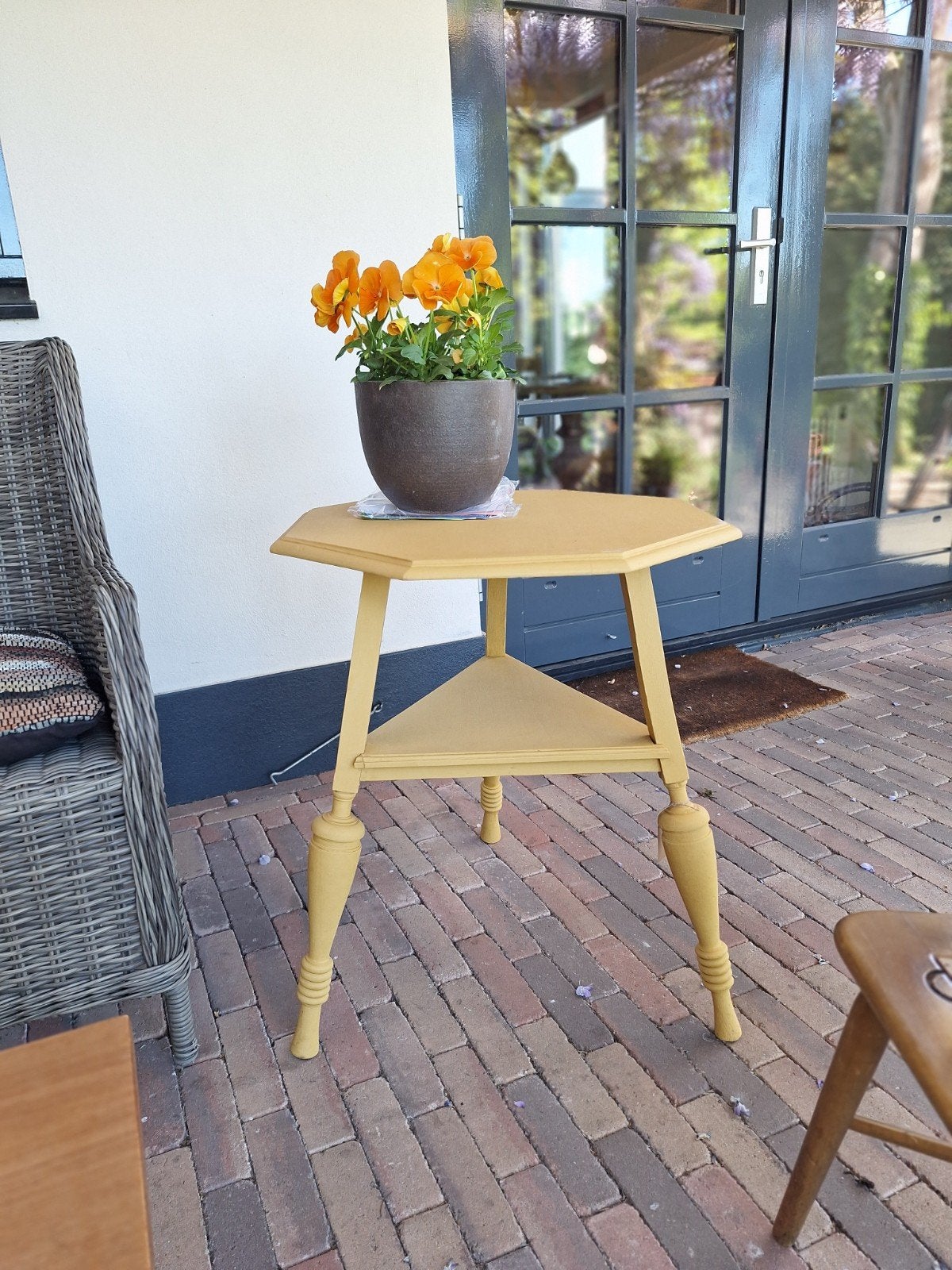 Oud eiken tafeltje geverfd met zeer matte gele meubelverf, Ophalen, Minder dan 180 cm, Balken