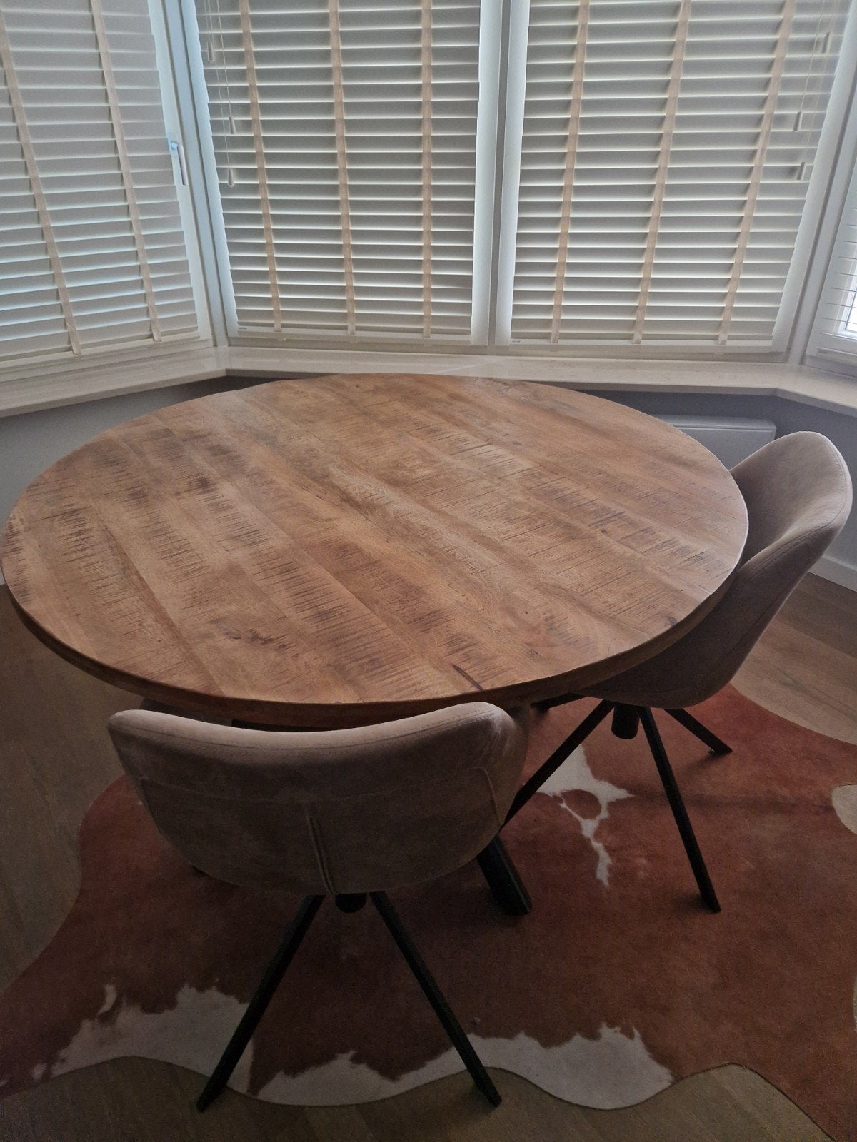 Ronde mango houten tafel &  2 draaistoelen ( Goossens), Huis en Inrichting, Tafels | Eettafels, Ophalen, Gebruikt, Rond, Vier personen