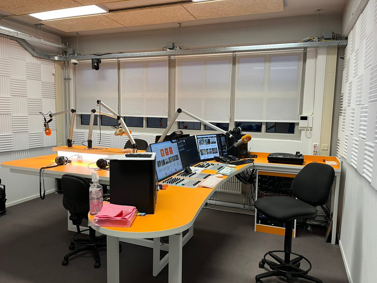 Studiomeubel met D&R Airence Mika armen onderkast en scherm, Ophalen, Zo goed als nieuw, 10 tot 20 kanalen, Microfooningang