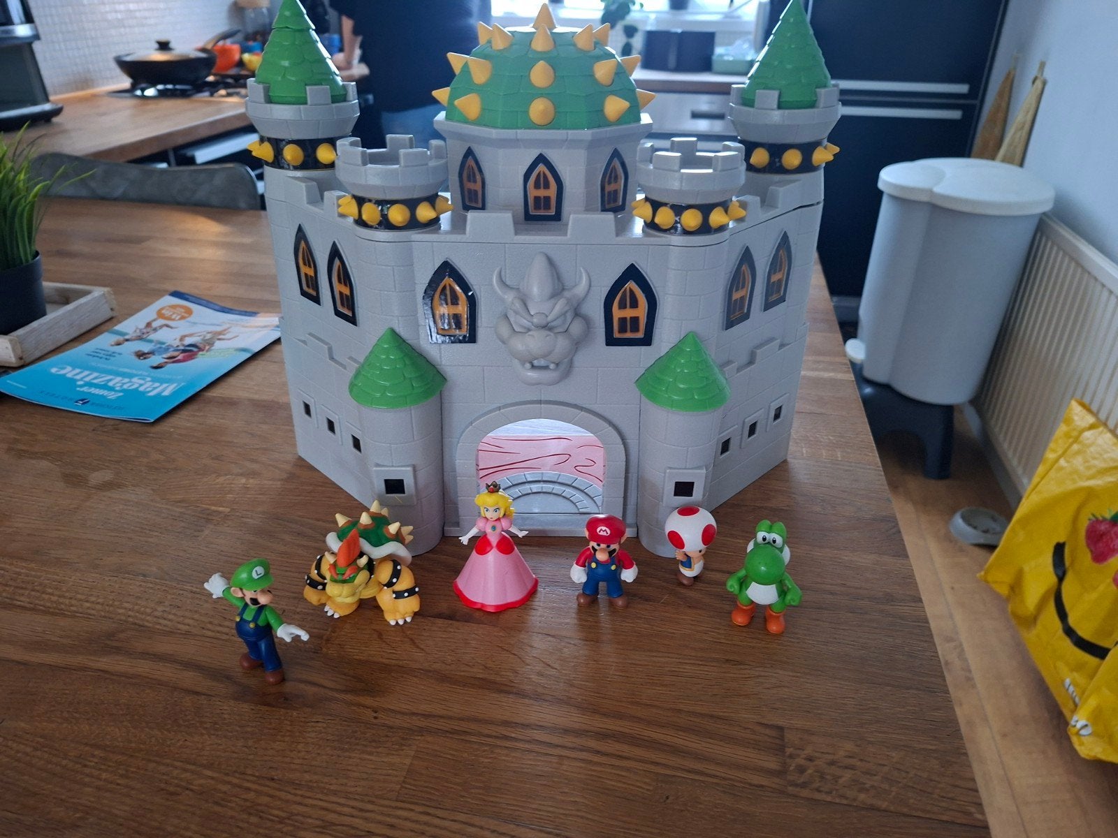 Bowser kasteel met figuren - Geluidseffecten, Ophalen of Verzenden, Zo goed als nieuw