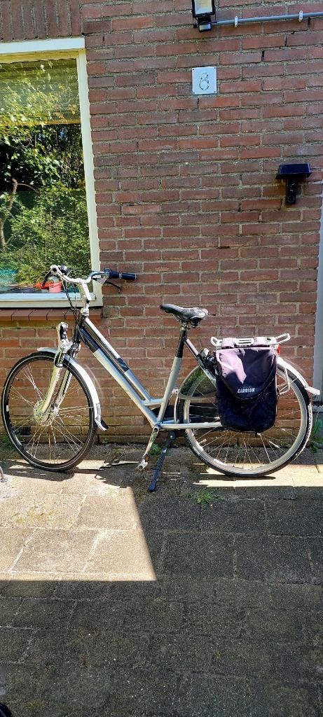 DAMES FIETS MET FIETSTAS IN GOEDE STAAT, Fietsen en Brommers, Fietsen | Dames | Damesfietsen, Ophalen, Gebruikt, Overige merken