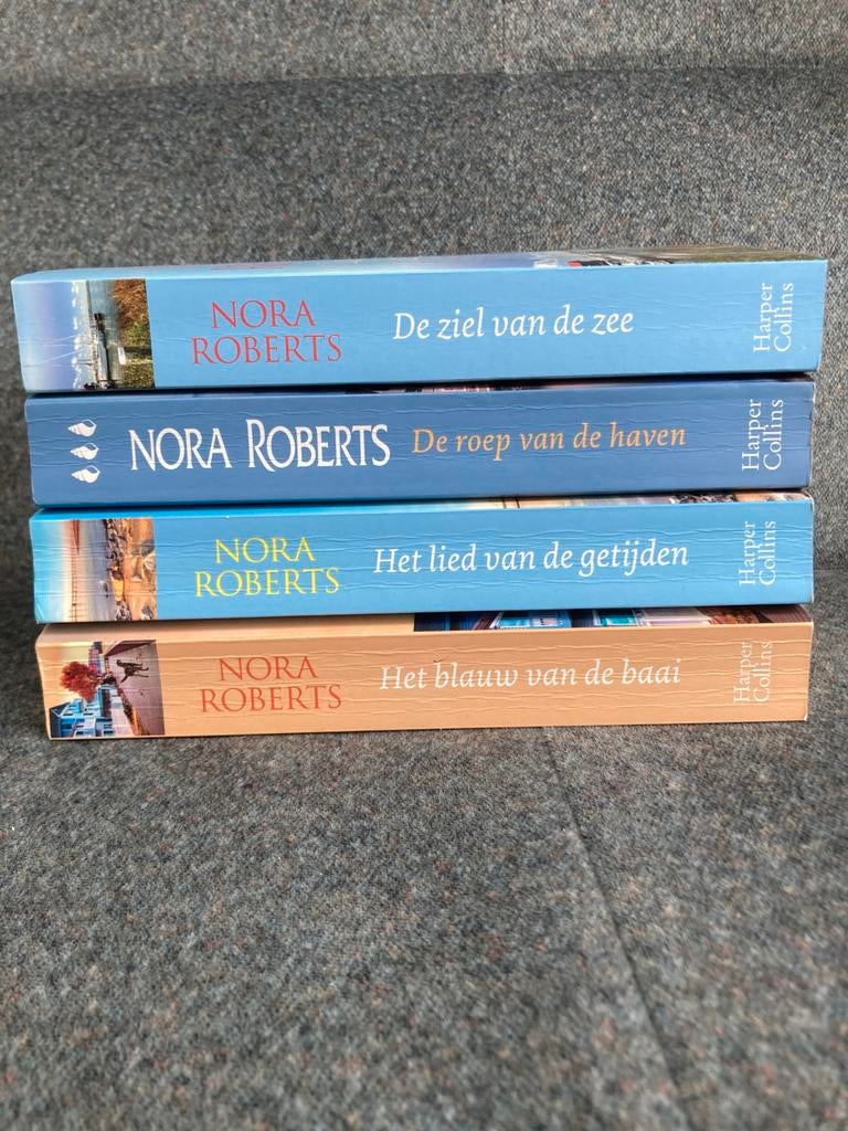 Nora Roberts boeken set: De Zee, Haven, Getijden, Baai, Ophalen of Verzenden, Zo goed als nieuw