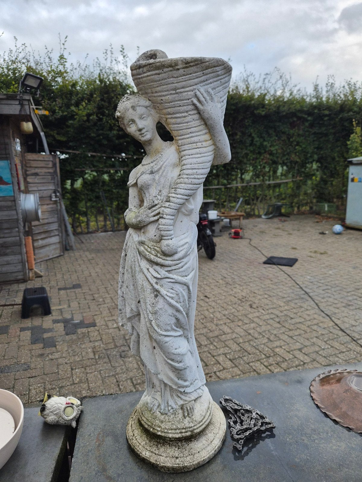Decoratieve tuinbeeld vrouw met mand 78 cm hoog, Tuin en Terras, Ophalen of Verzenden, Gebruikt, Beton, Mensenbeeld