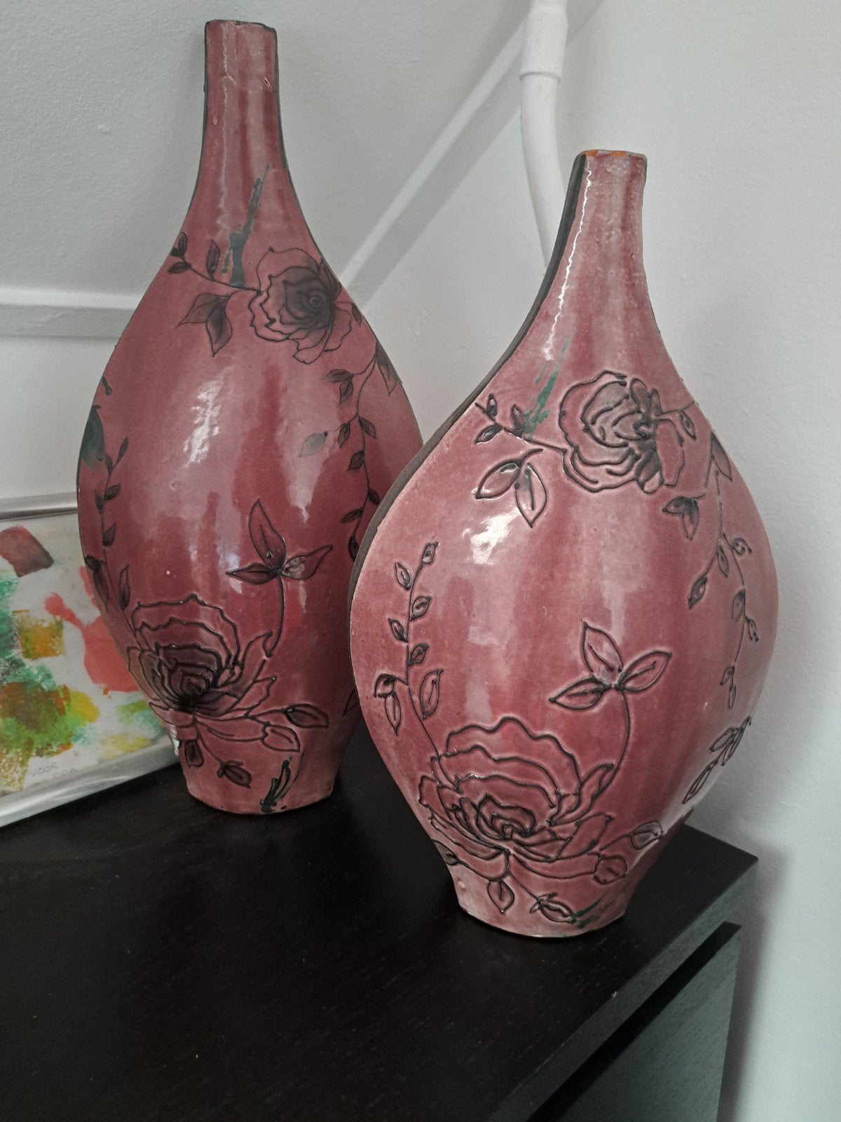 Set van 2 aardewerken sieraden: roze met antraciet bloemen, Ophalen