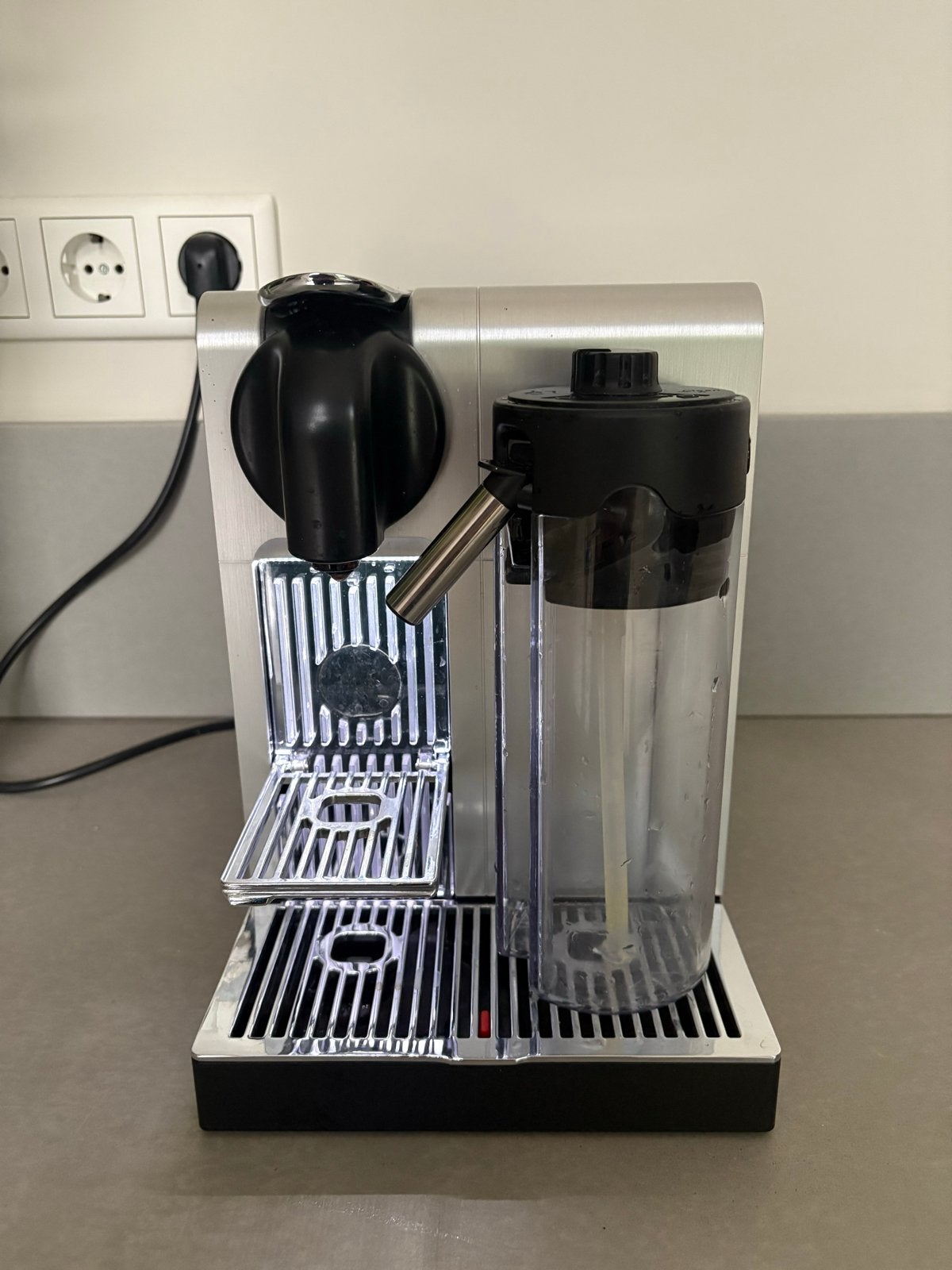 Nespresso De'Longhi Lattissima Touch - Zilver, Ophalen, Espresso apparaat, Zo goed als nieuw, 1 kopje