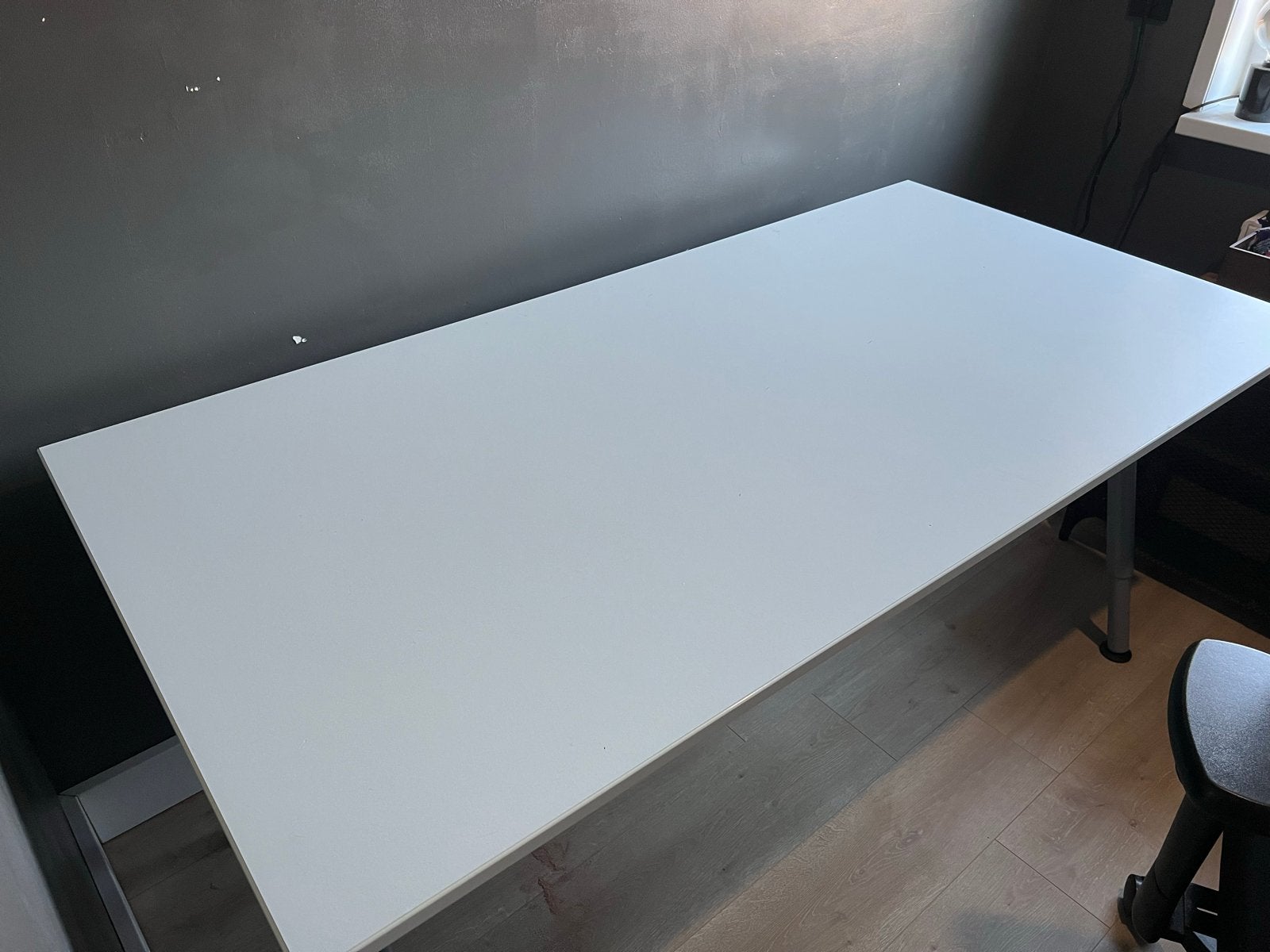 Ikea thyge bureau met hoogte verstelbare poten en kabelgoot, Ophalen, 160 cm, Gebruikt, Spaanplaat of MDF