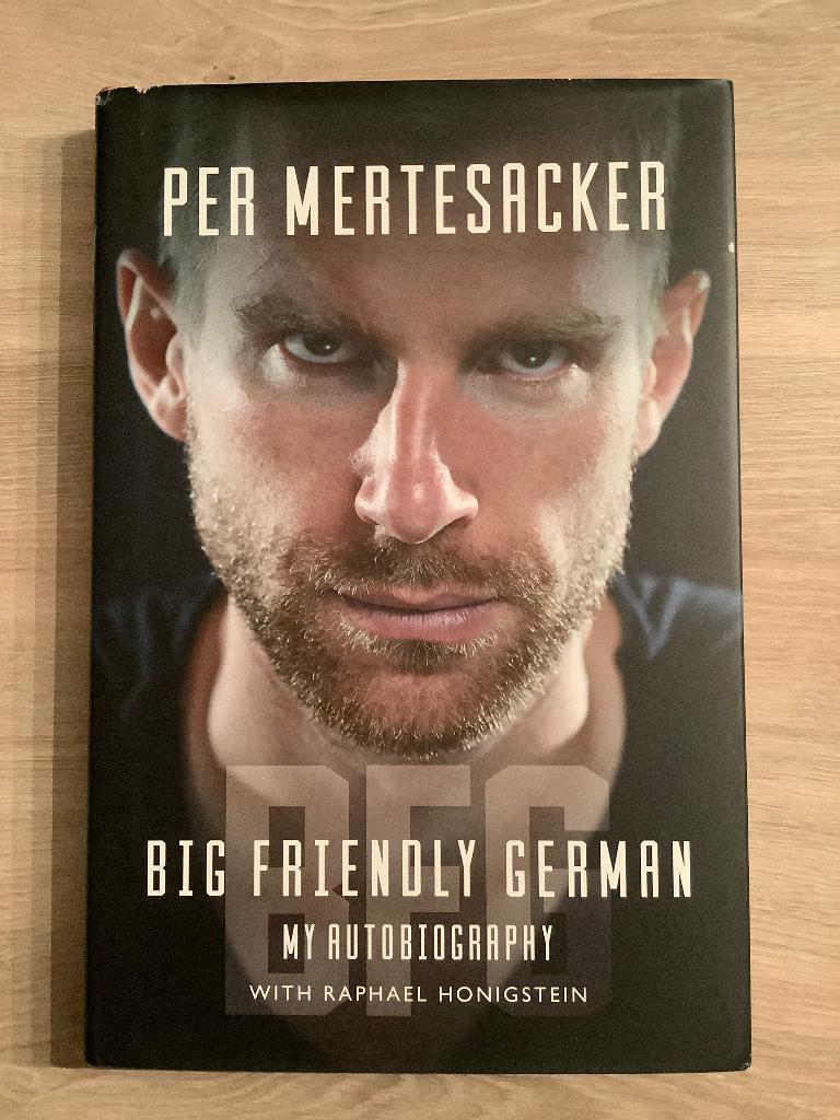 Per Mertesacker - Big Friendky German, Boeken, Sportboeken, Zo goed als nieuw, Balsport, Ophalen of Verzenden
