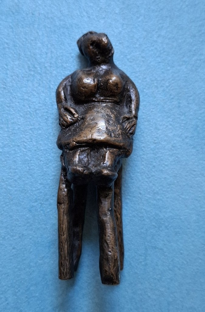 Expressionistisch bronzen beeldje, Zittend vrouwtje, Ophalen of Verzenden