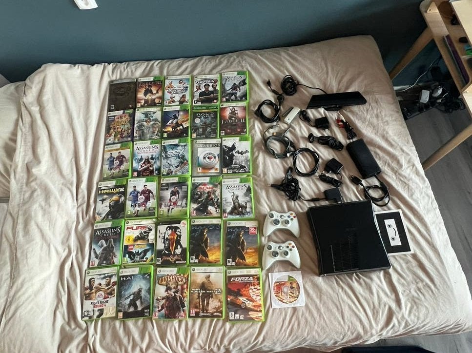 Xbox 360 Kinect met 30(!!!) games , werkt goed, 360 S, 320 GB, Met 2 controllers, Met games